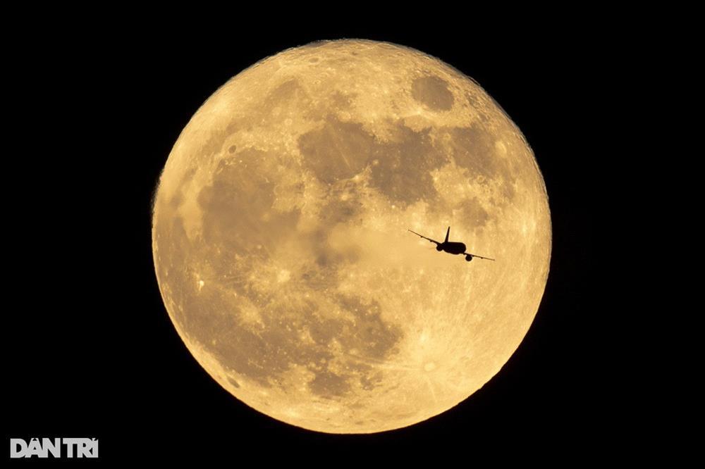 Siêu trăng hiếm gặp rực sáng trên bầu trời Hà Nội-1