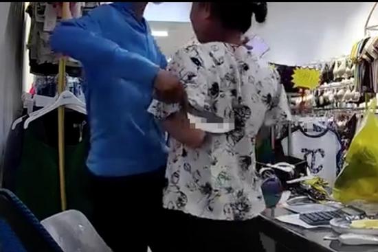 Đối tượng kề dao xưng 'em là cướp đây' chạy mất dép khi có tiếng hô hoán