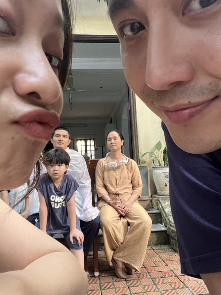 Thanh Sơn tung ảnh hậu trường hài hước cảnh Quang Sự bị cạo đầu-7