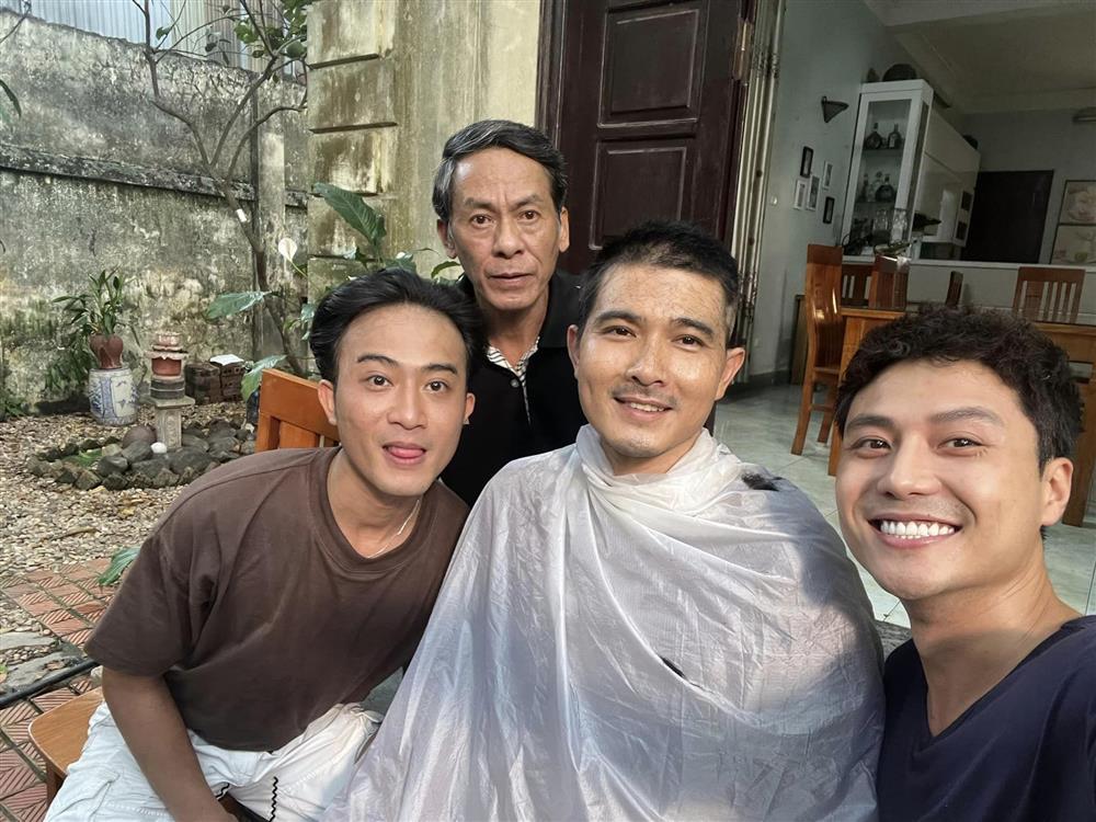 Thanh Sơn tung ảnh hậu trường hài hước cảnh Quang Sự bị cạo đầu-3