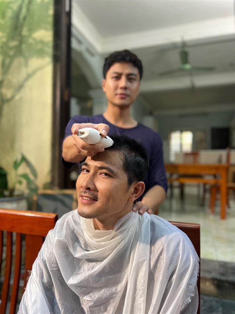 Thanh Sơn tung ảnh hậu trường hài hước cảnh Quang Sự bị cạo đầu-6