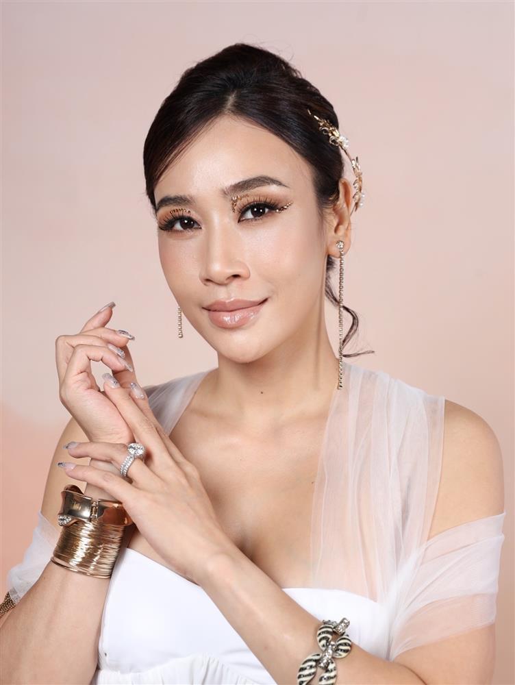 Bùi Quỳnh Hoa tỏa sáng bên dàn người đẹp VITA Venus-4