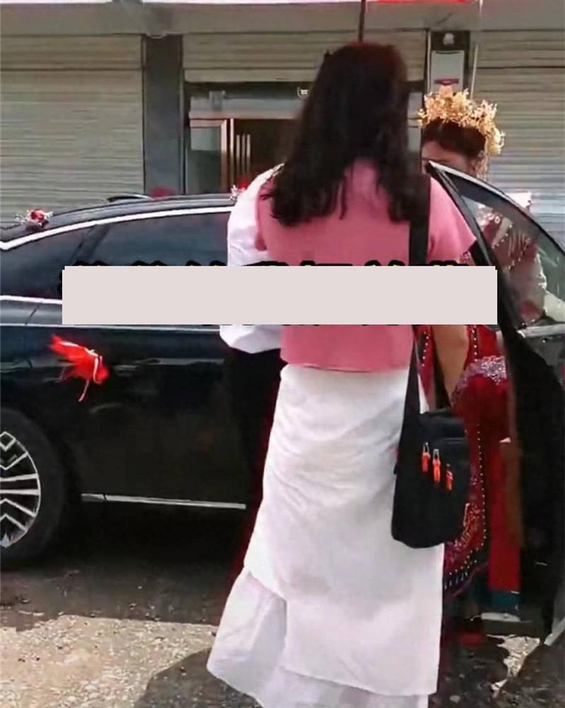 Đưa con đến phá đám cưới của chồng cũ vì lý do đau lòng-1