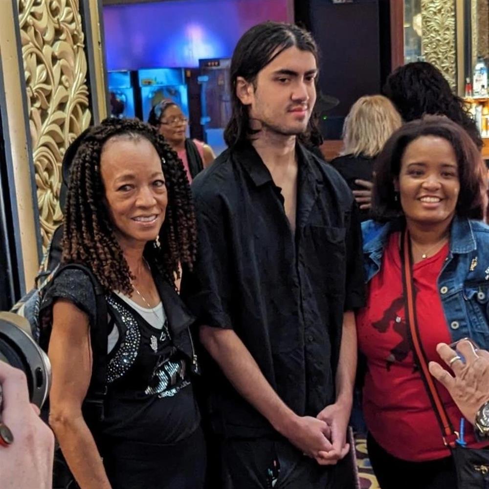 21 tuổi, cậu út nhà Michael Jackson gây sốt với vẻ nam tính, chững chạc-6