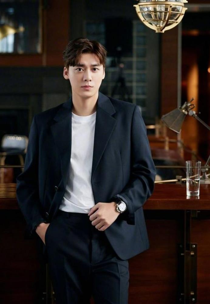 Xuất hiện chớp nhoáng sau bê bối mua dâm, Lý Dịch Phong gây chú ý-2