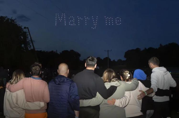 Chàng trai thuê trăm máy bay không người lái, làm điều đặc biệt cho bạn gái-1