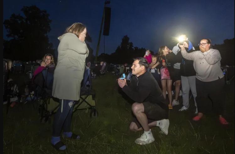 Chàng trai thuê trăm máy bay không người lái, làm điều đặc biệt cho bạn gái-2