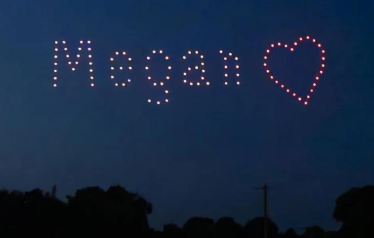 Chàng trai thuê trăm máy bay không người lái, làm điều đặc biệt cho bạn gái-3