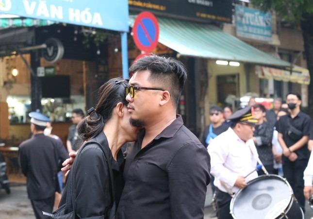 Người thân đau lòng đưa tiễn ca sĩ Huy Bảo mất ở tuổi 32 về nơi an nghỉ-4