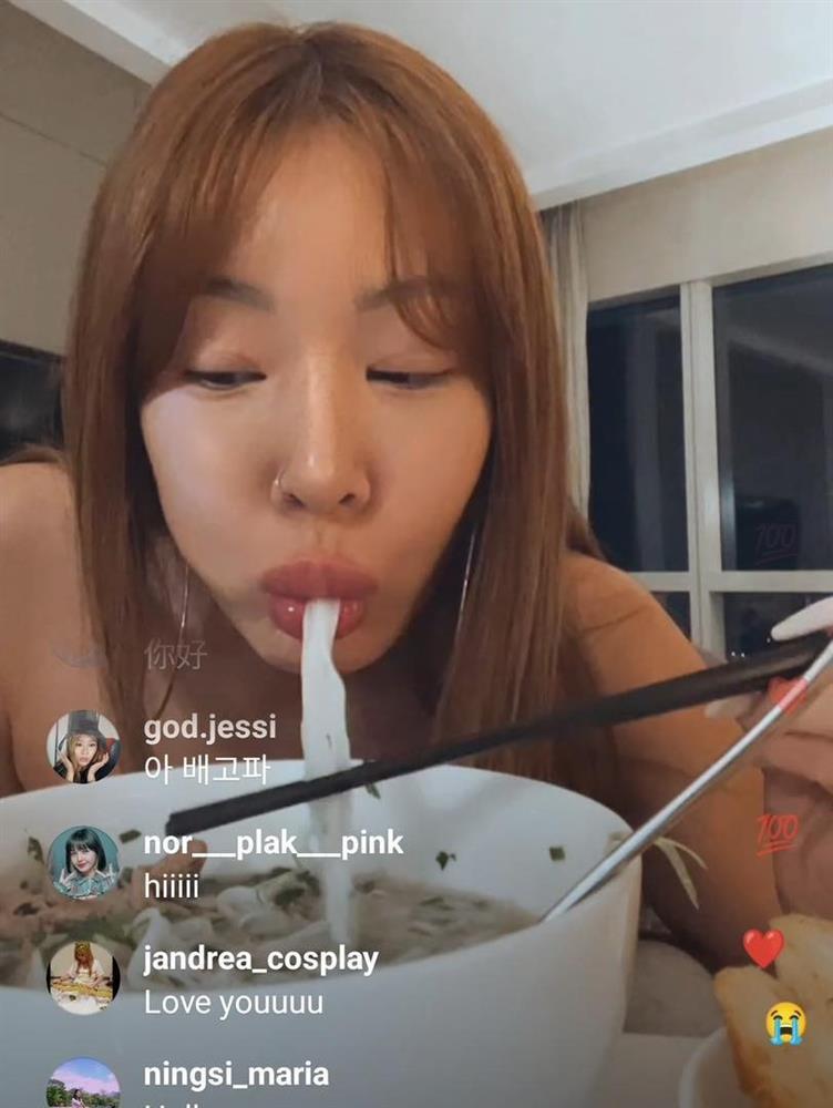 Nữ rapper nổi tiếng Hàn Quốc vỗ tay khen tấm tắc khi ăn phở ở Hà Nội-2