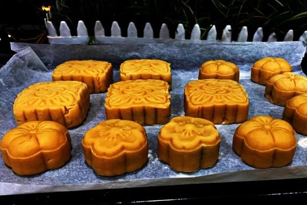 Một bánh trung thu thập cẩm cung cấp năng lượng bằng 5 bát cơm-1