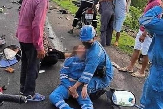 Ô tô tông hàng loạt xe máy dừng đèn đỏ trên QL1, nhiều người bị thương