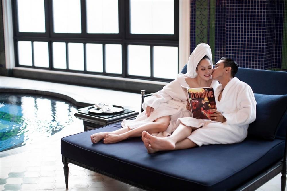 Khánh Thi choàng khăn tắm hờ hững, tình tứ bên chồng trẻ trước thềm sinh nở-2