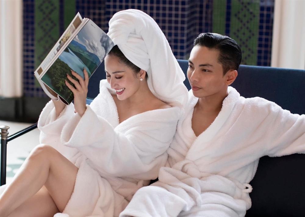 Khánh Thi choàng khăn tắm hờ hững, tình tứ bên chồng trẻ trước thềm sinh nở-3