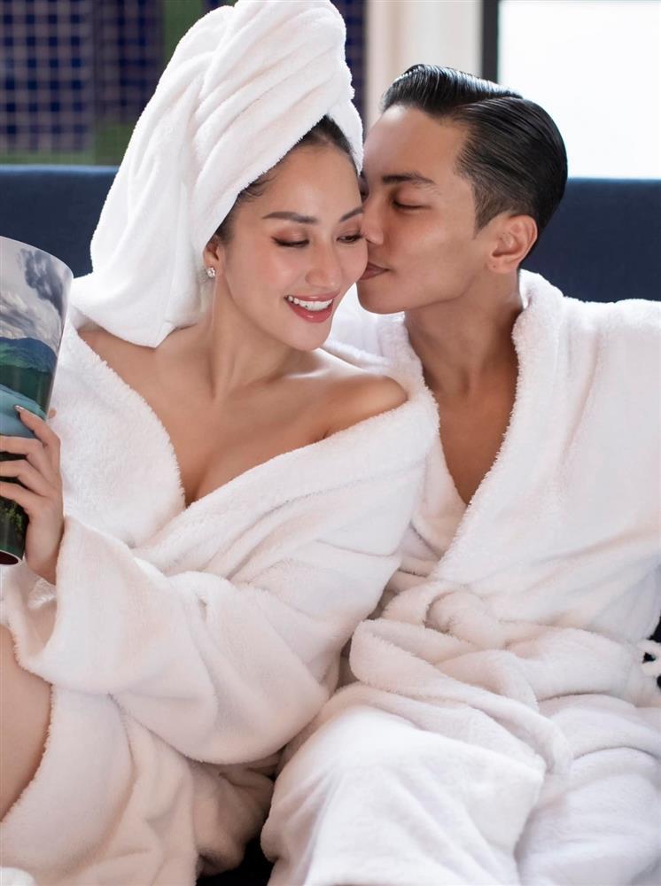 Khánh Thi choàng khăn tắm hờ hững, tình tứ bên chồng trẻ trước thềm sinh nở-4