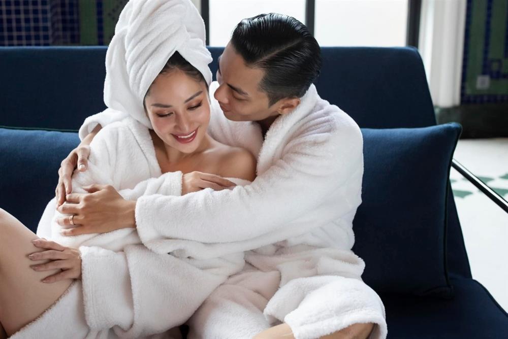 Khánh Thi choàng khăn tắm hờ hững, tình tứ bên chồng trẻ trước thềm sinh nở-5