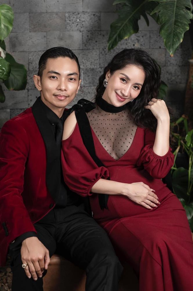 Khánh Thi choàng khăn tắm hờ hững, tình tứ bên chồng trẻ trước thềm sinh nở-6