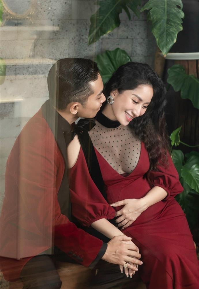 Khánh Thi choàng khăn tắm hờ hững, tình tứ bên chồng trẻ trước thềm sinh nở-7
