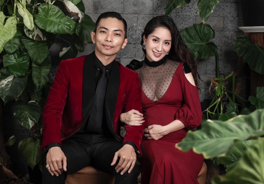 Khánh Thi choàng khăn tắm hờ hững, tình tứ bên chồng trẻ trước thềm sinh nở-8