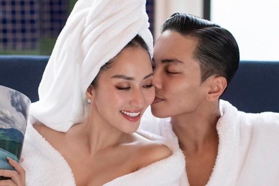 Khánh Thi choàng khăn tắm hờ hững, tình tứ bên chồng trẻ trước thềm sinh nở