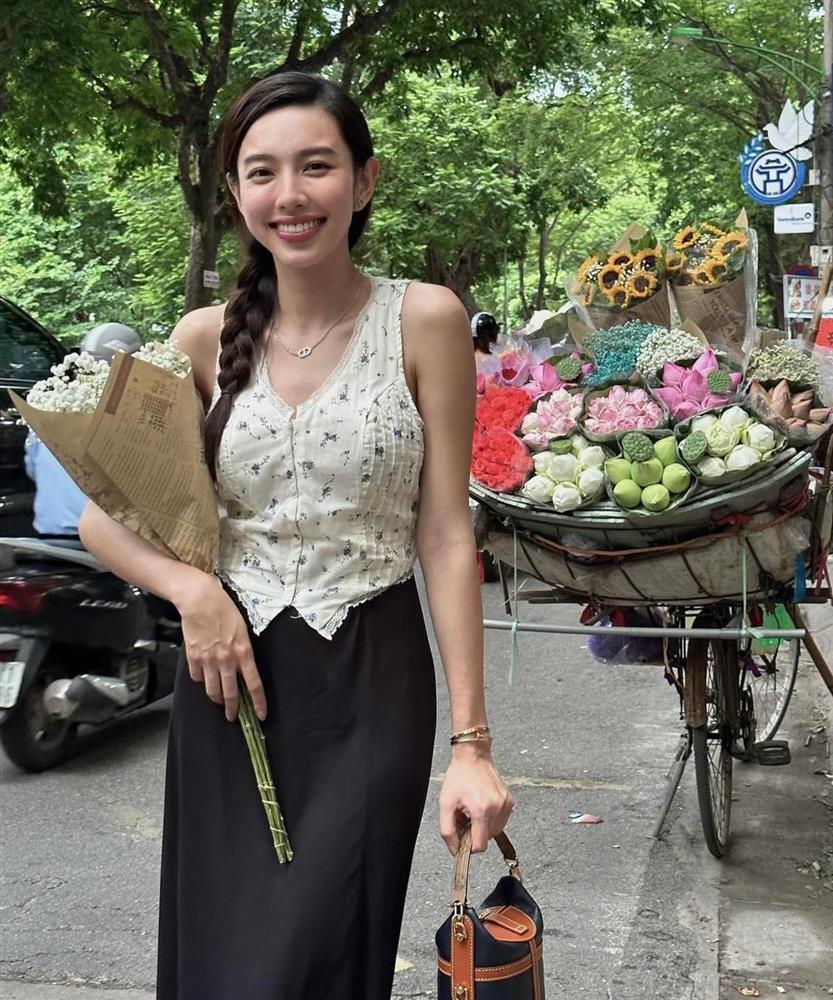 Thùy Tiên, Tiểu Vy bắt trend chụp ảnh mùa thu Hà Nội, nhan sắc đời thường gây ngỡ ngàng-3