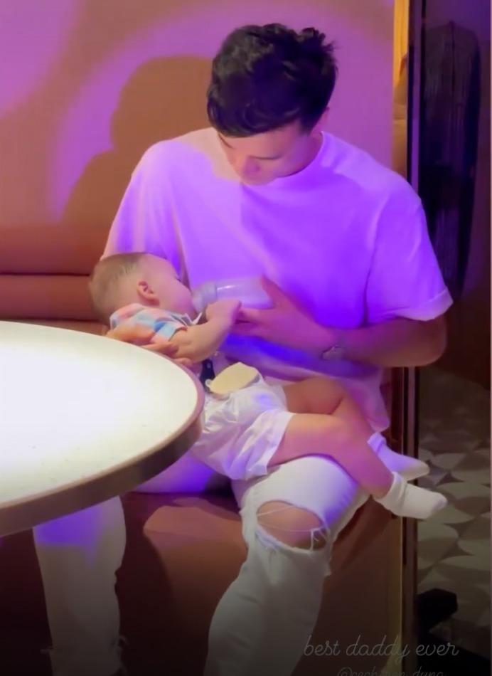 Thủ môn Bùi Tiến Dũng cặm cụi cho con uống sữa khi vợ Tây quẩy tưng bừng cùng bạn bè-1