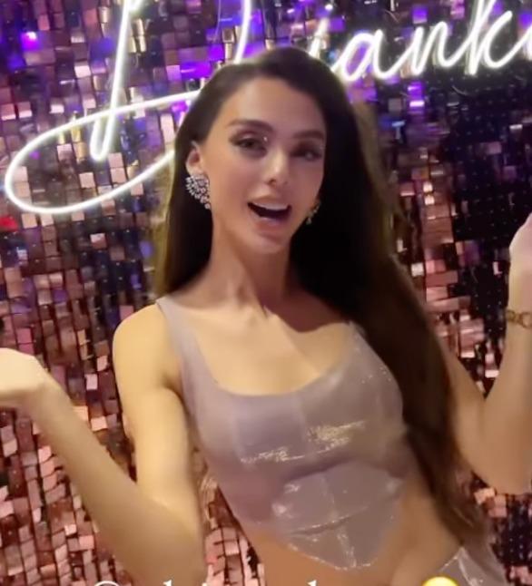 Thủ môn Bùi Tiến Dũng cặm cụi cho con uống sữa khi vợ Tây quẩy tưng bừng cùng bạn bè-5