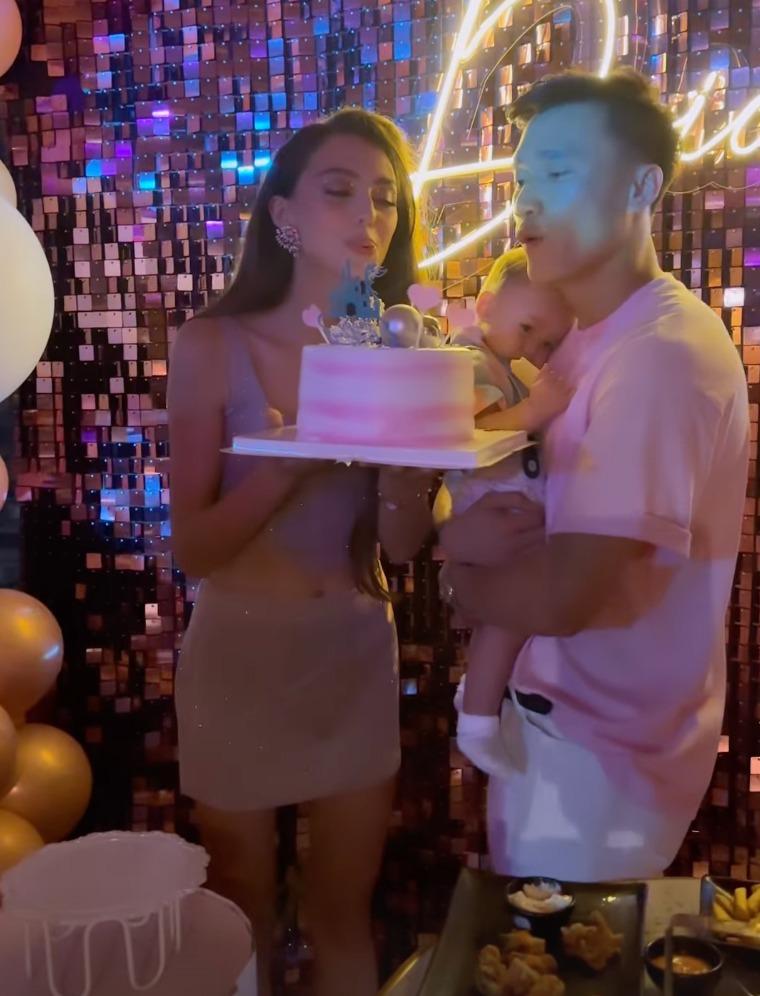 Thủ môn Bùi Tiến Dũng cặm cụi cho con uống sữa khi vợ Tây quẩy tưng bừng cùng bạn bè-7