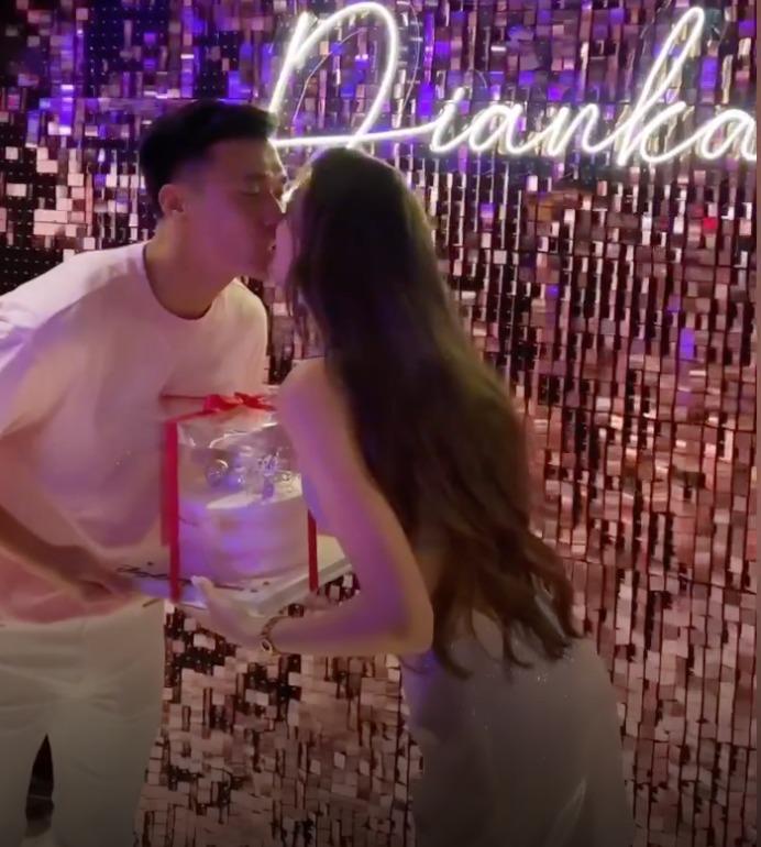 Thủ môn Bùi Tiến Dũng cặm cụi cho con uống sữa khi vợ Tây quẩy tưng bừng cùng bạn bè-8