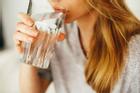 Tại sao uống nhiều nước mà vẫn khô miệng?