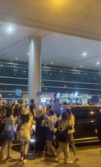 Eunhyuk và Donghae (Super Junior) bị chặn đầu xe ở sân bay khiến fan phẫn nộ-1