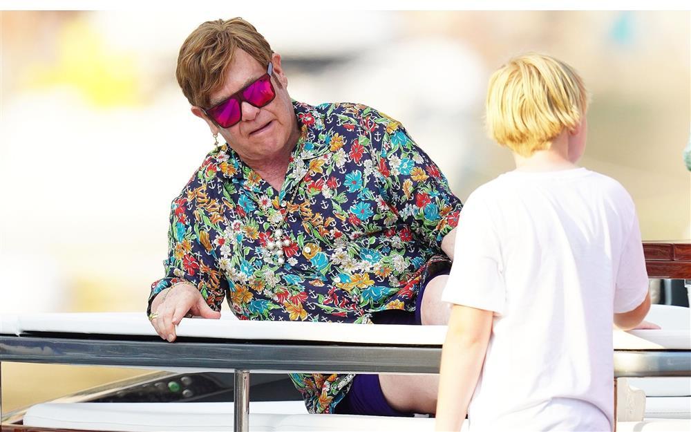 Elton John tuổi 76 không cho các con thừa kế gia tài nửa tỷ USD-1
