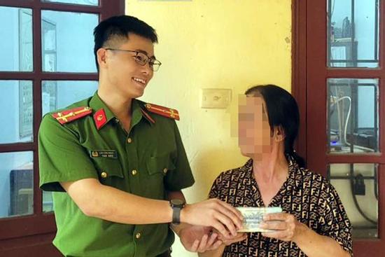 Thượng úy công an tức tốc đến giải cứu người phụ nữ bị lừa 115 triệu