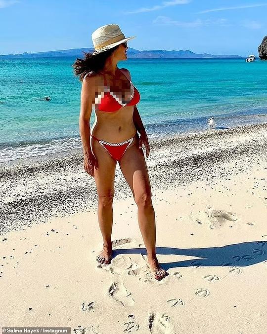 Mỹ nhân Salma Hayek rực rỡ với bikini đỏ-4