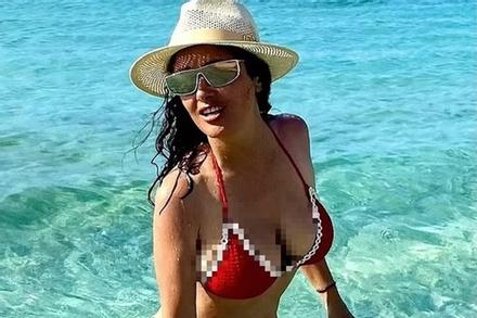 Mỹ nhân Salma Hayek rực rỡ với bikini đỏ