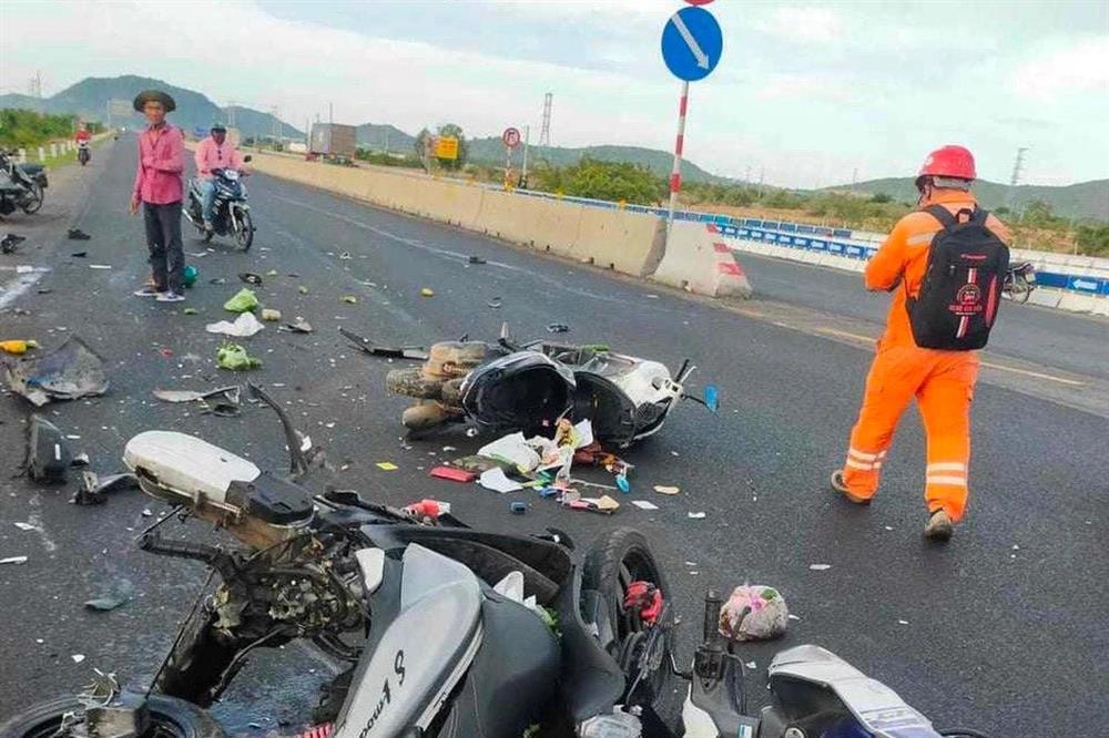 Vụ ô tô tông loạt xe máy: Cha buồn ngủ đã giao xe cho con trai 16 tuổi lái-1