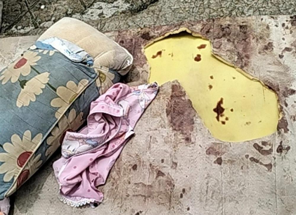 Chồng chích điện rồi đâm nhiều nhát vào người vợ do ghen tuông-1