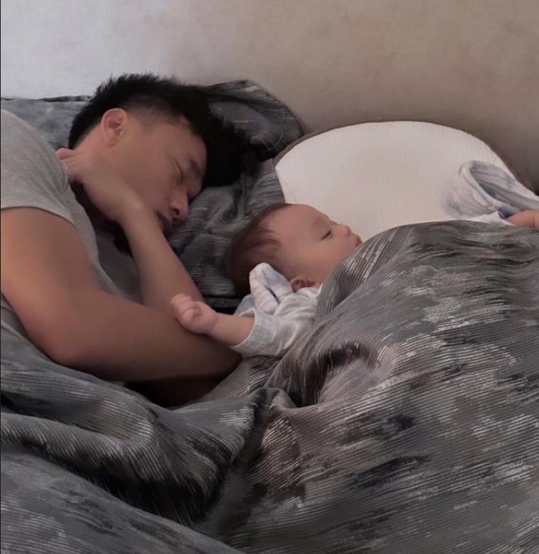 Vợ Tây trở lại sàn catwalk, Bùi Tiến Dũng ở nhà trông con-2