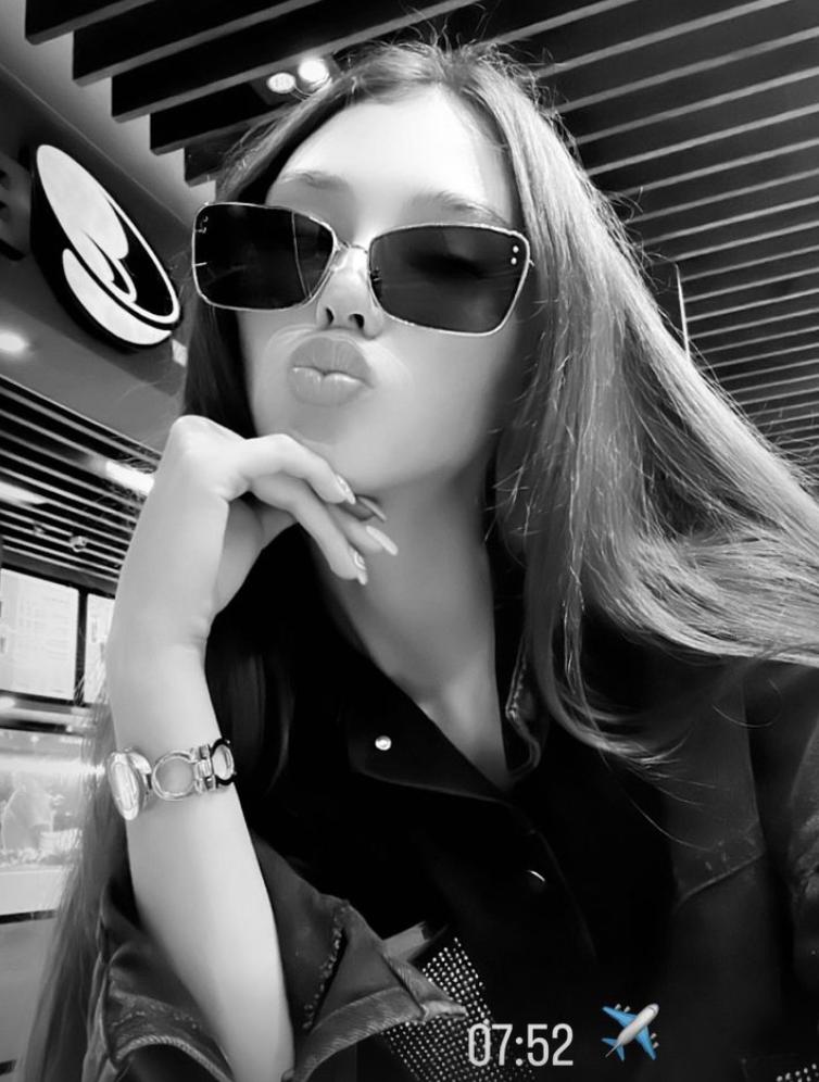 Vợ Tây trở lại sàn catwalk, Bùi Tiến Dũng ở nhà trông con-1