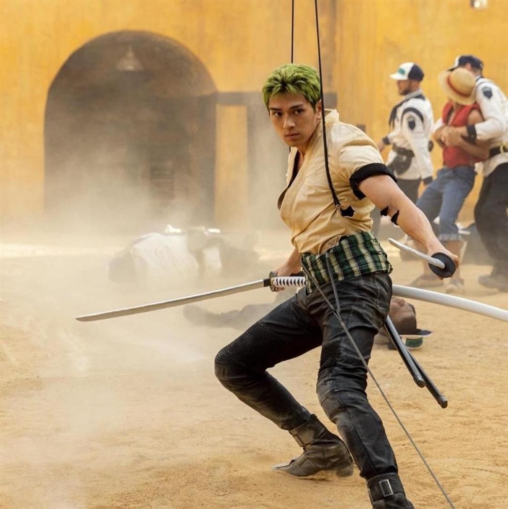 Tài tử đóng thợ săn hải tặc Zoro phim One Piece đang gây sốt vì như xé truyện bước ra đời thực-4