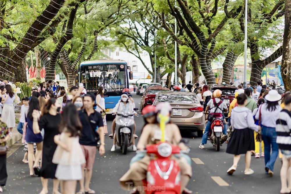 Du khách ùa tới thủ phủ cà phê để đi chơi lễ-1