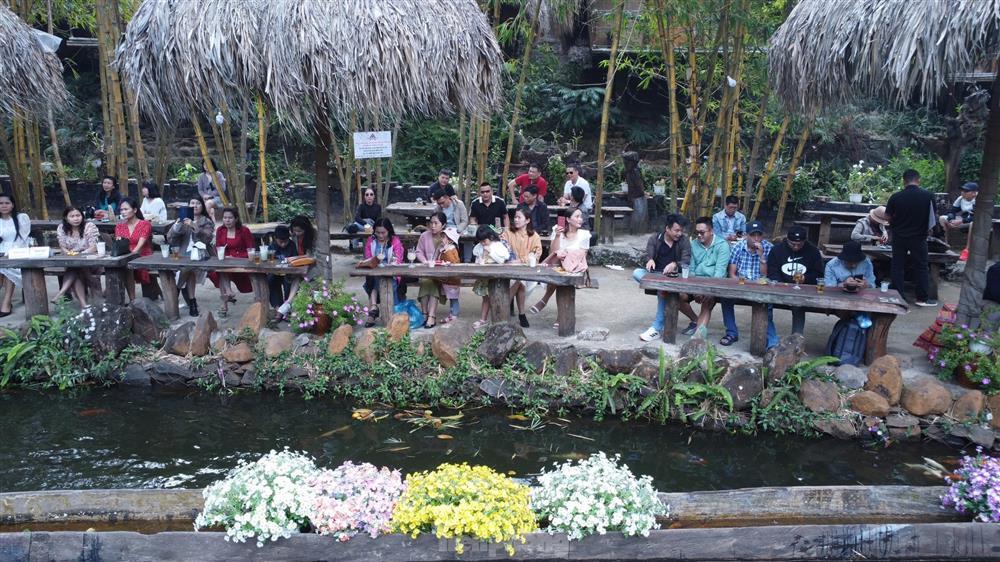 Du khách ùa tới thủ phủ cà phê để đi chơi lễ-9