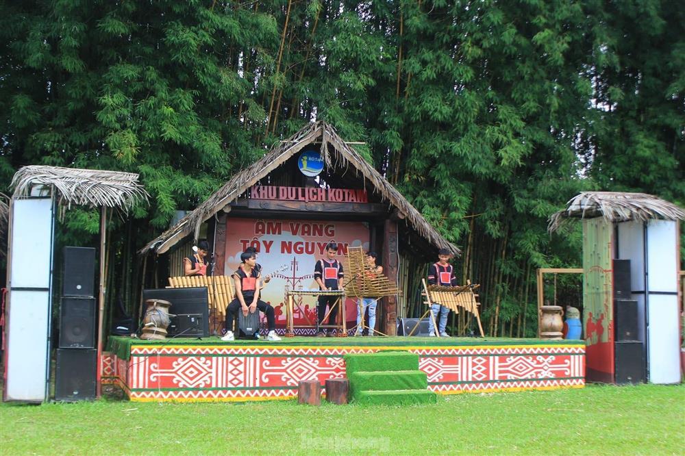 Du khách ùa tới thủ phủ cà phê để đi chơi lễ-12