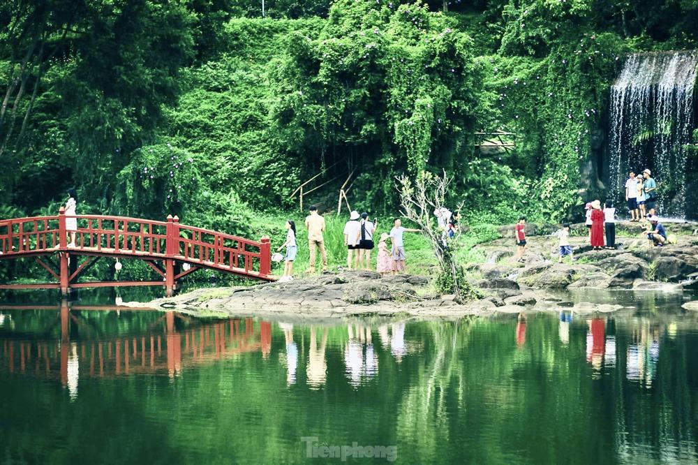 Du khách ùa tới thủ phủ cà phê để đi chơi lễ-13