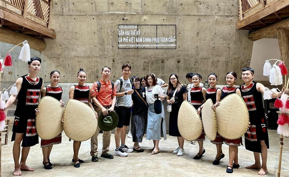 Du khách ùa tới thủ phủ cà phê để đi chơi lễ-8