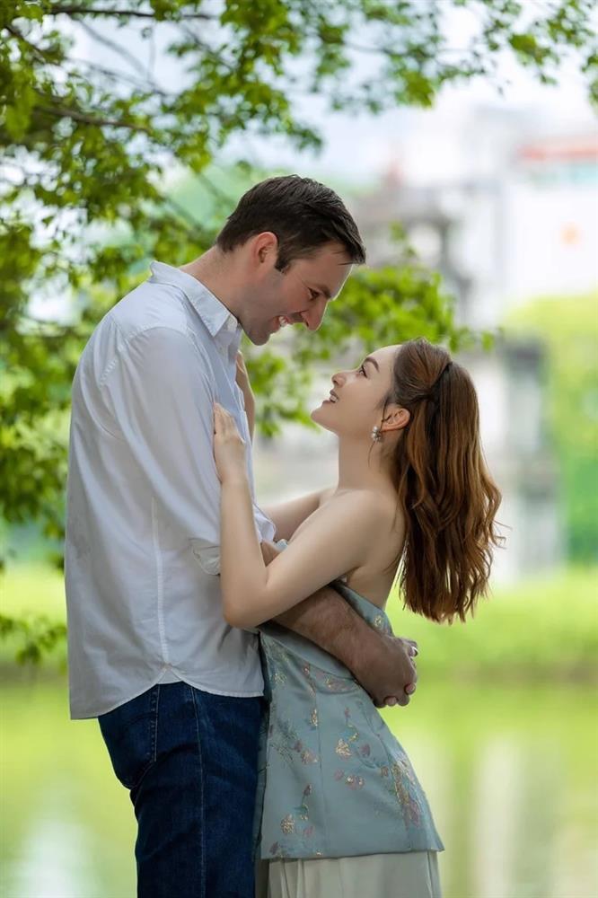 Diễn viên Lan Phương tình tứ dạo phố bên chồng Tây-5