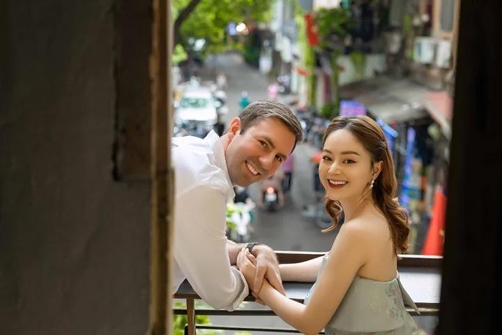 Diễn viên Lan Phương tình tứ dạo phố bên chồng Tây-7