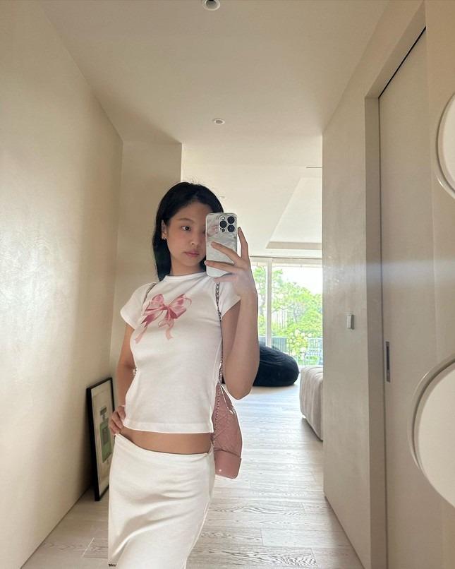 Gần 6 triệu người vào xem ảnh Jennie (BlackPink) ở hồ bơi-4