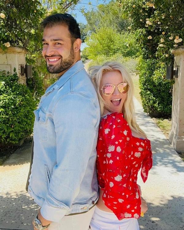 Britney sống phóng túng, để ngực trần cưỡi ngựa giữa lúc ly hôn chồng trẻ-4