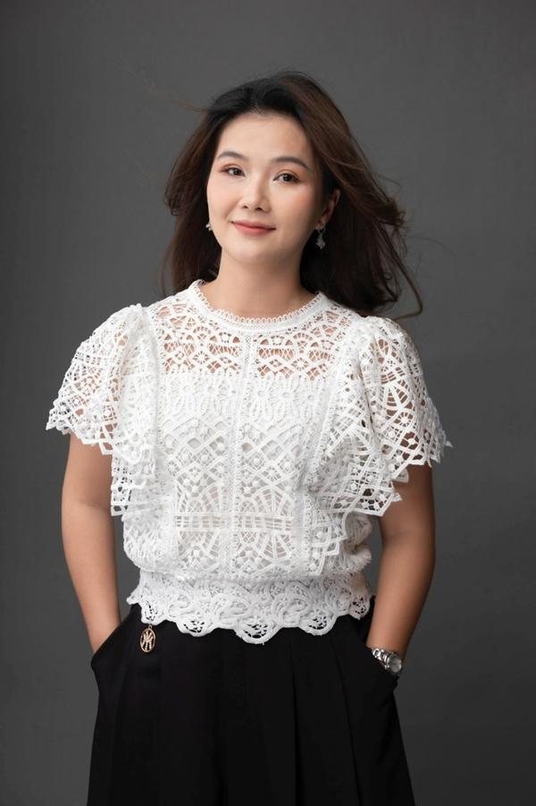 Đời thực của diễn viên lồng tiếng cho Xa Thi Mạn, Chung Gia Hân-2